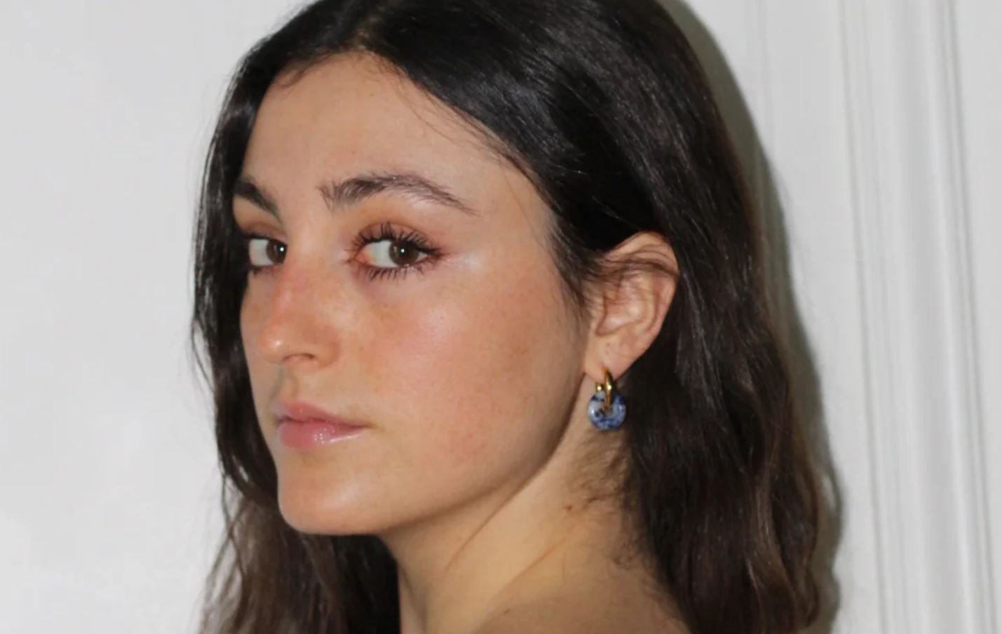 Tres jóvenes vizcaínos crean una marca de pendientes intercambiables que combinan con todos los looks
