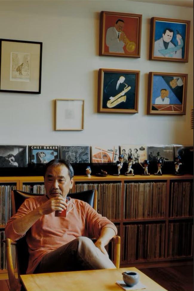 El escritor con sus vinilos en el salón de su casa.
