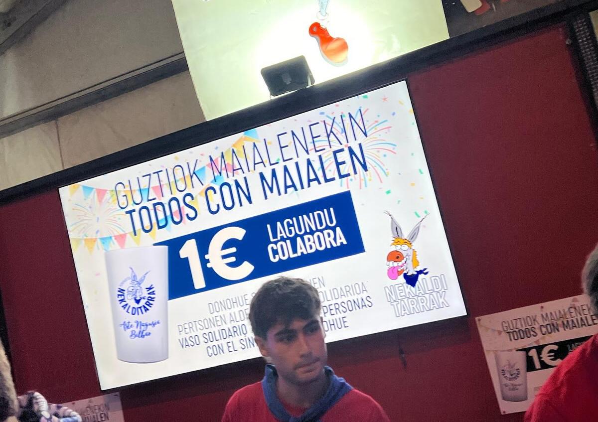 Imagen secundaria 1 - Cofrades de La Pasión en otra de sus procesiones, la del Borriquito, y dos imágenes de su txosna.