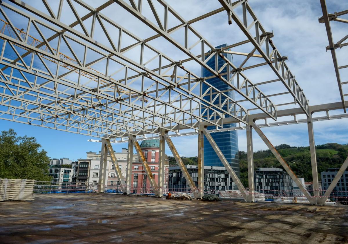 Imagen principal - La instalación de la cubierta ha puesto fin a la primera fase de las obras de la nueva planta, que ahora debe ser revestida y cuenta con un óculo que dará luz natural a la Plaza Arriaga que une los edificios históricos del Bellas Artes.