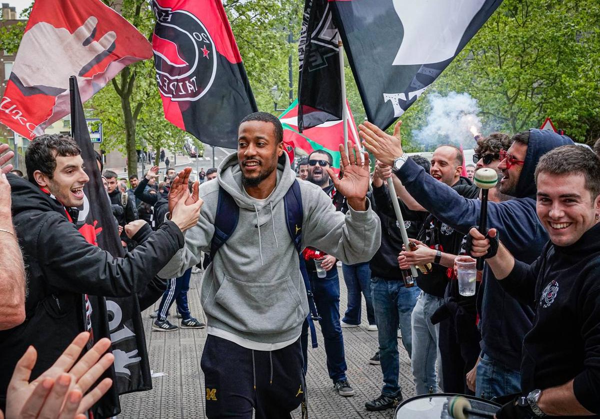 Espectacular recibimiento de la afición al Bilbao Basket antes de la final