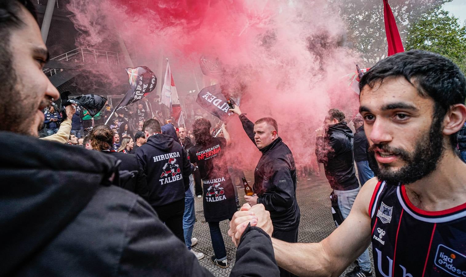 Espectacular recibimiento de la afición al Bilbao Basket antes de la final