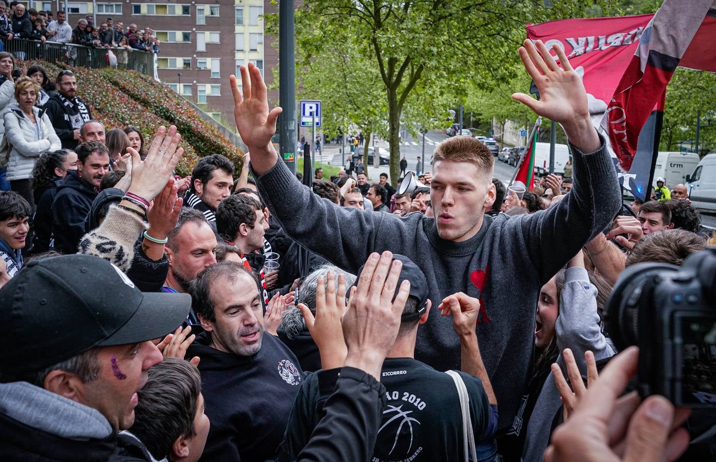Espectacular recibimiento de la afición al Bilbao Basket antes de la final