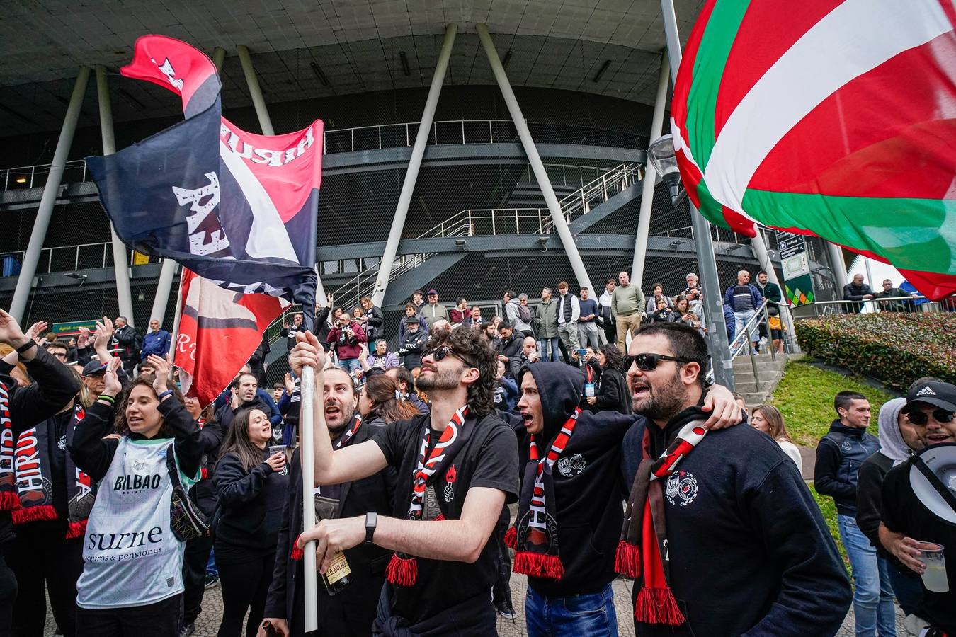 Espectacular recibimiento de la afición al Bilbao Basket antes de la final