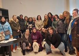 Foto de familia de varias mujeres en la inauguración de Bidatzenea.