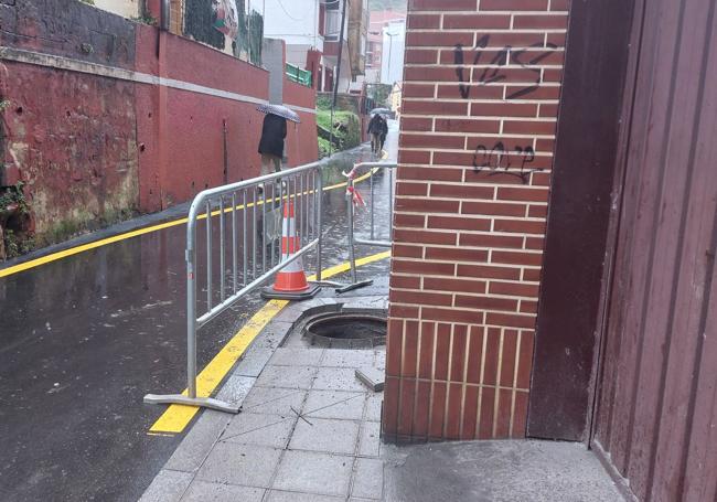 La estrecha acera no permite el paso seguro de personas ni sillas de ruedas.