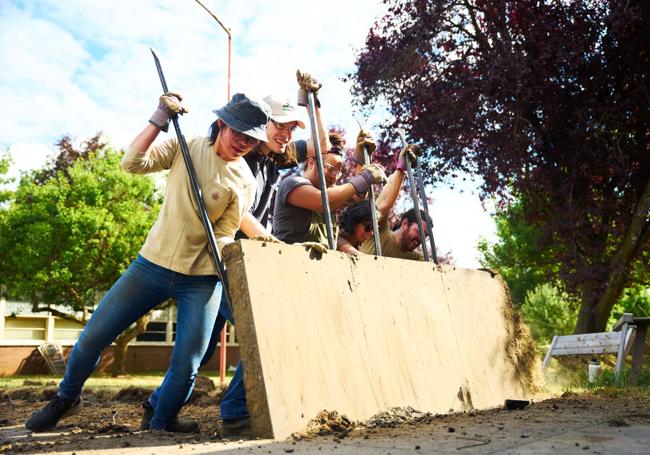 Voluntarios de 'Depave' retiran un gigantesco bloque de hormigón.