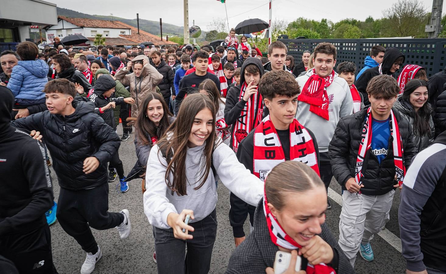 Las imágenes de los cientos de aficionados que apoyan al equipo en Lezama