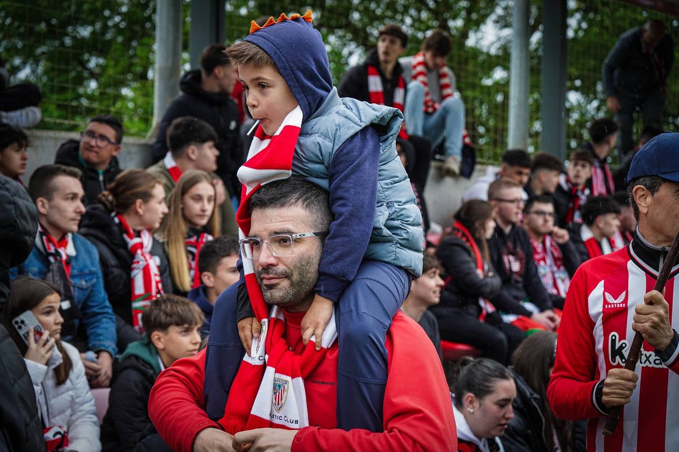 Las imágenes de los cientos de aficionados que apoyan al equipo en Lezama
