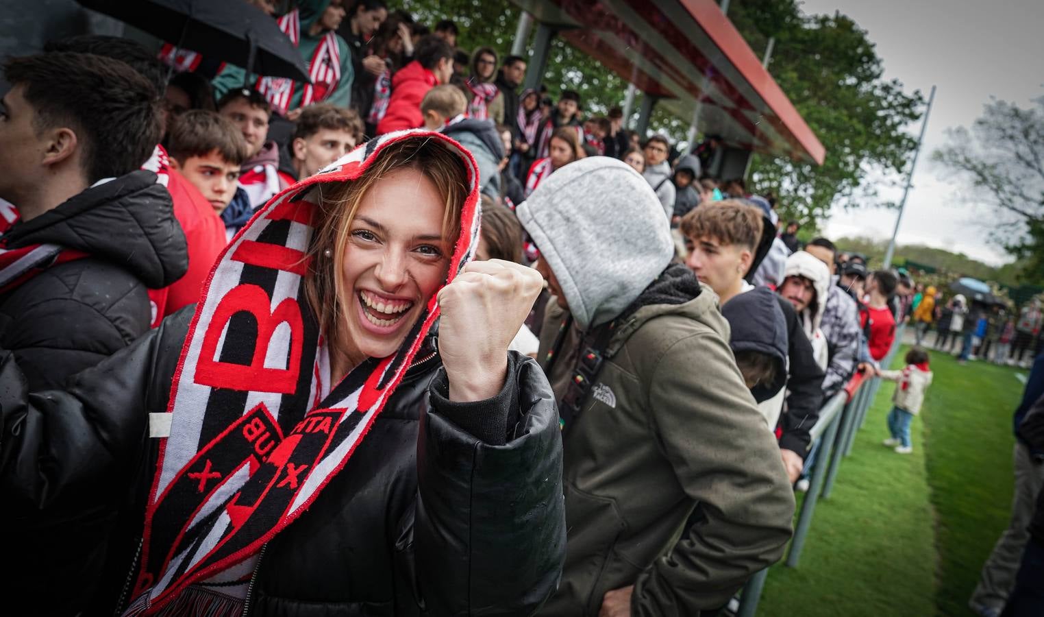 Las imágenes de los cientos de aficionados que apoyan al equipo en Lezama