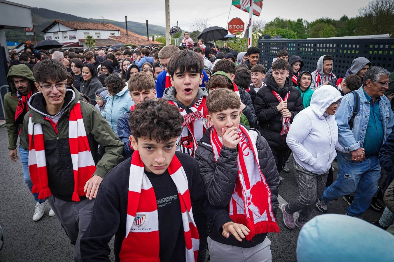 Las imágenes de los cientos de aficionados que apoyan al equipo en Lezama