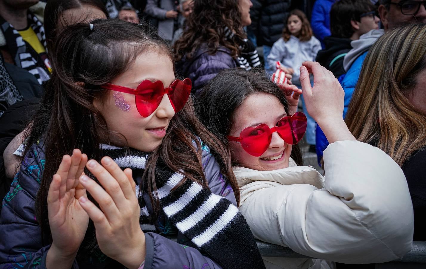 Espectacular recibimiento de la afición al Bilbao Basket antes de la final