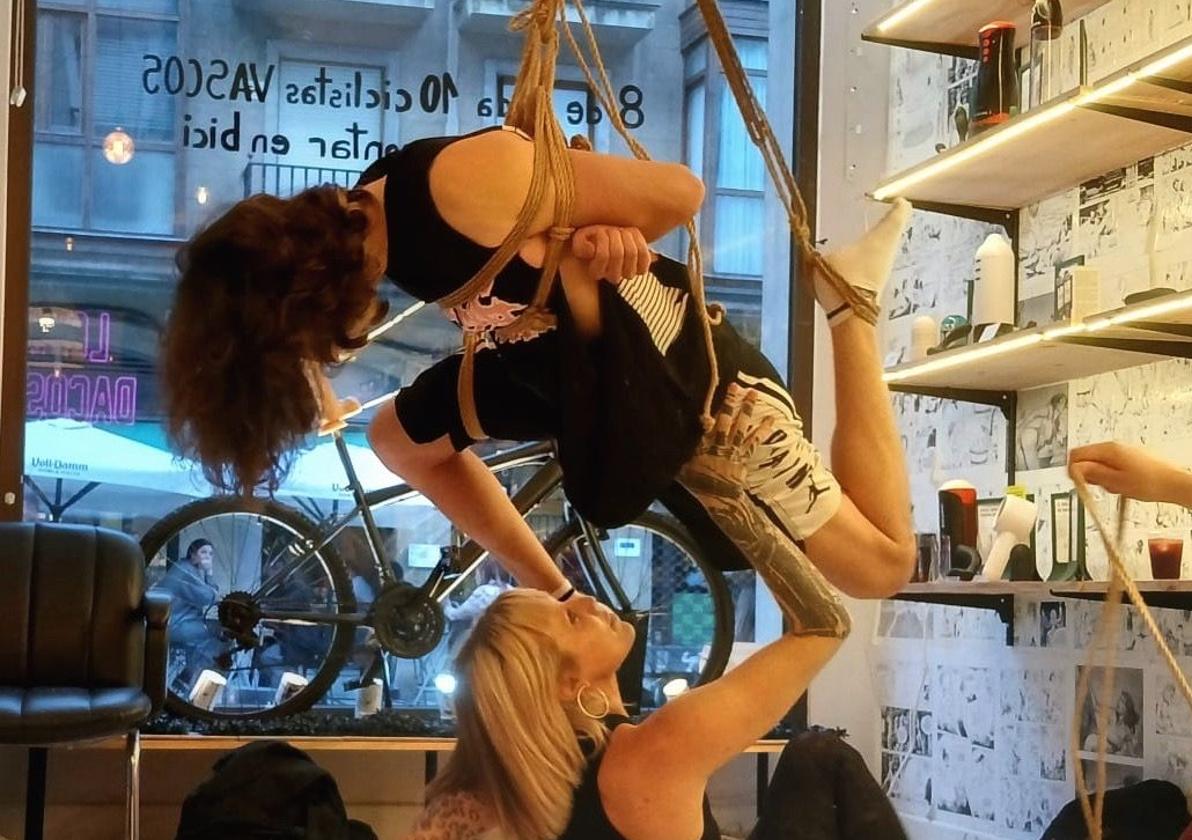 El placer de atar y ser atados: este 'sex shop' de Bilbao hace una exhibición en vivo del arte sexual del shibari