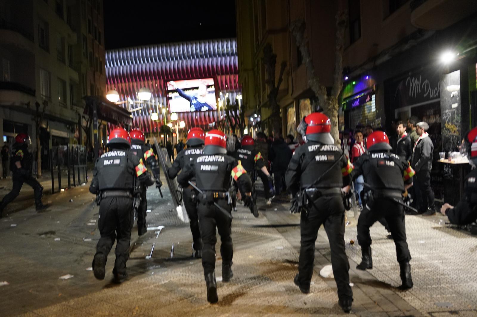 Athletic-Rangers: Las imágenes de los incidentes en la explanada de San Mamés