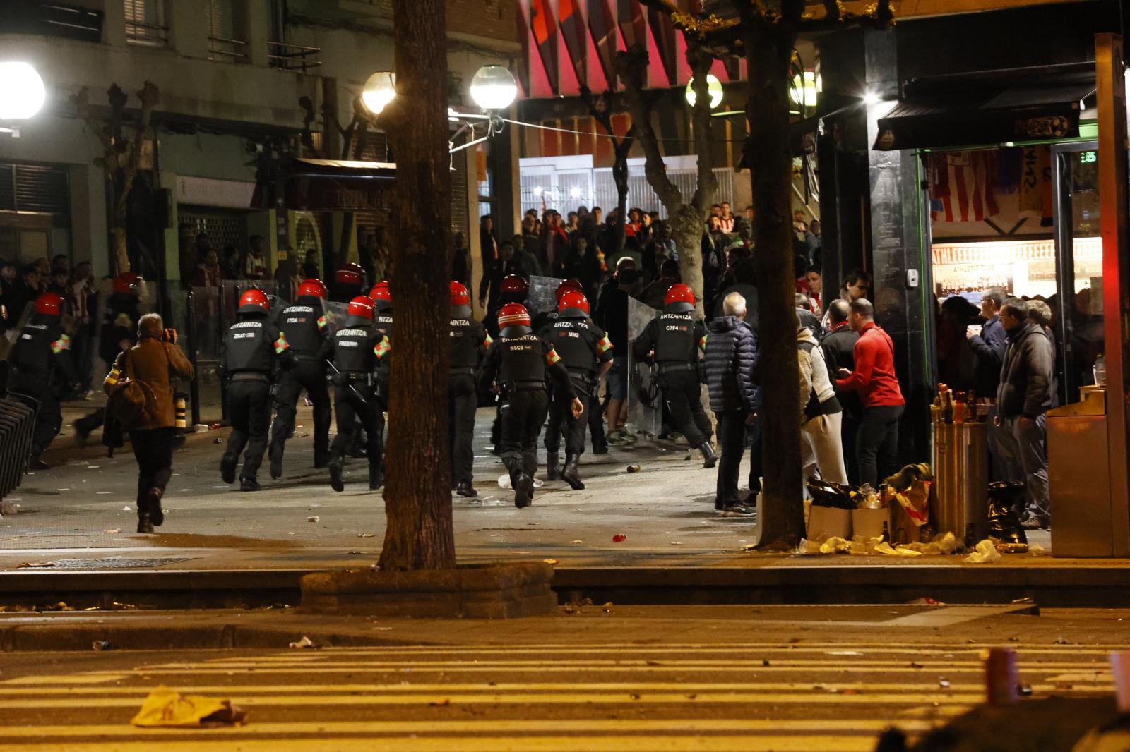 Athletic-Rangers: Las imágenes de los incidentes en la explanada de San Mamés