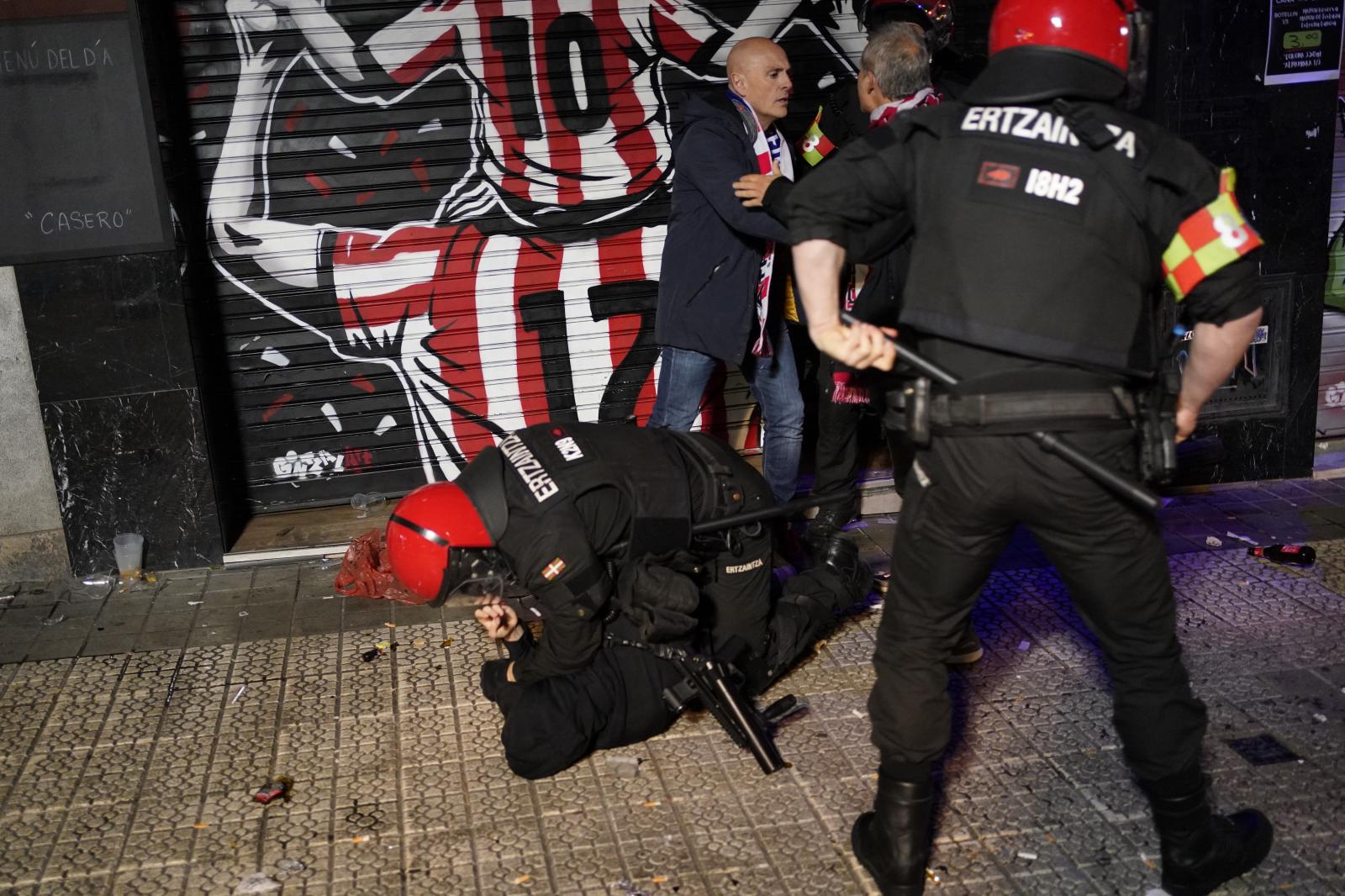 Athletic-Rangers: Las imágenes de los incidentes en la explanada de San Mamés