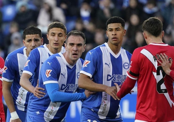 Mouriño, Kike García, Tenaglia y Abqar busca un remate ante el Rayo.