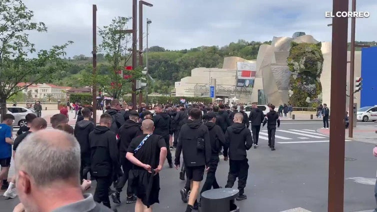 Hinchas del Rangers vestidos completamente de negro se dirigen al punto de encuentro del Guggenheim