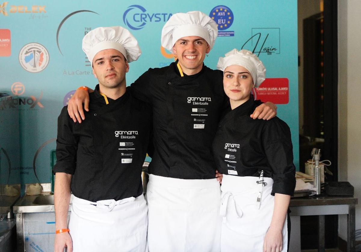Aimar Uribeecheverria, Aner Cáceres y Elisa Díaz.