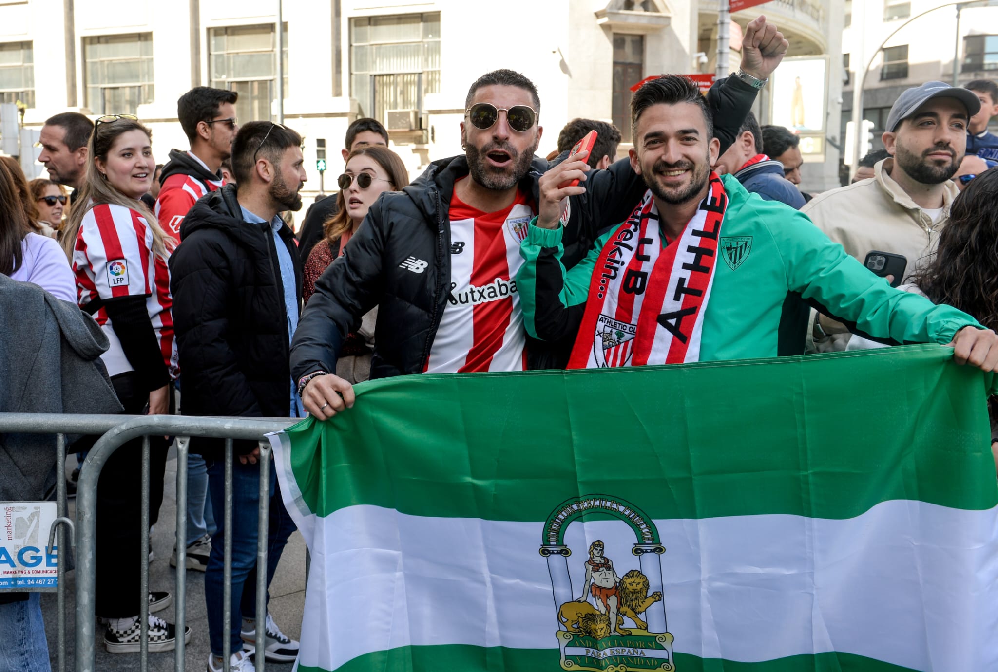 Un centenar de aficionados recibe a los futbolistas del Athletic en el Carlton