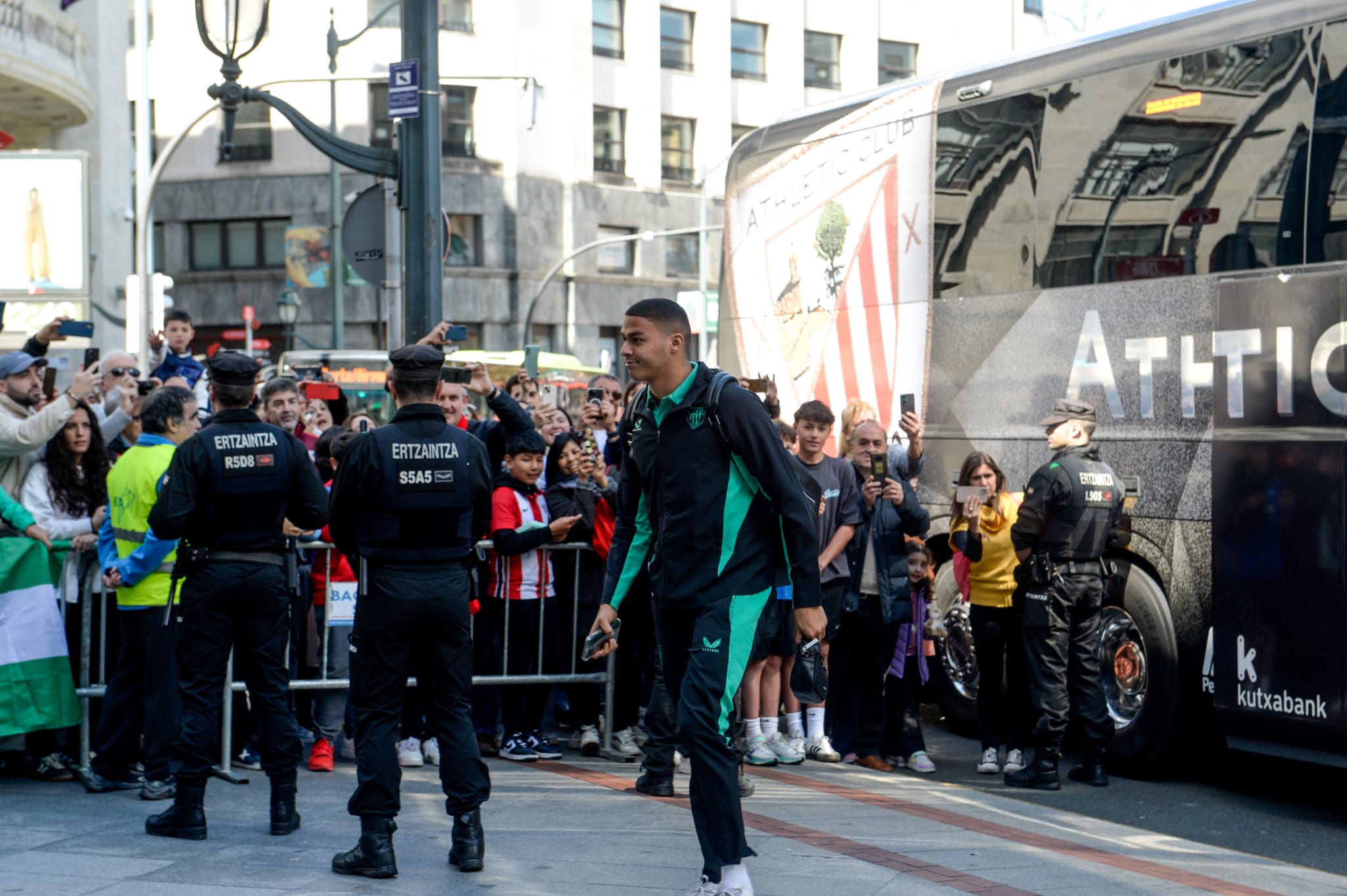 Un centenar de aficionados recibe a los futbolistas del Athletic en el Carlton