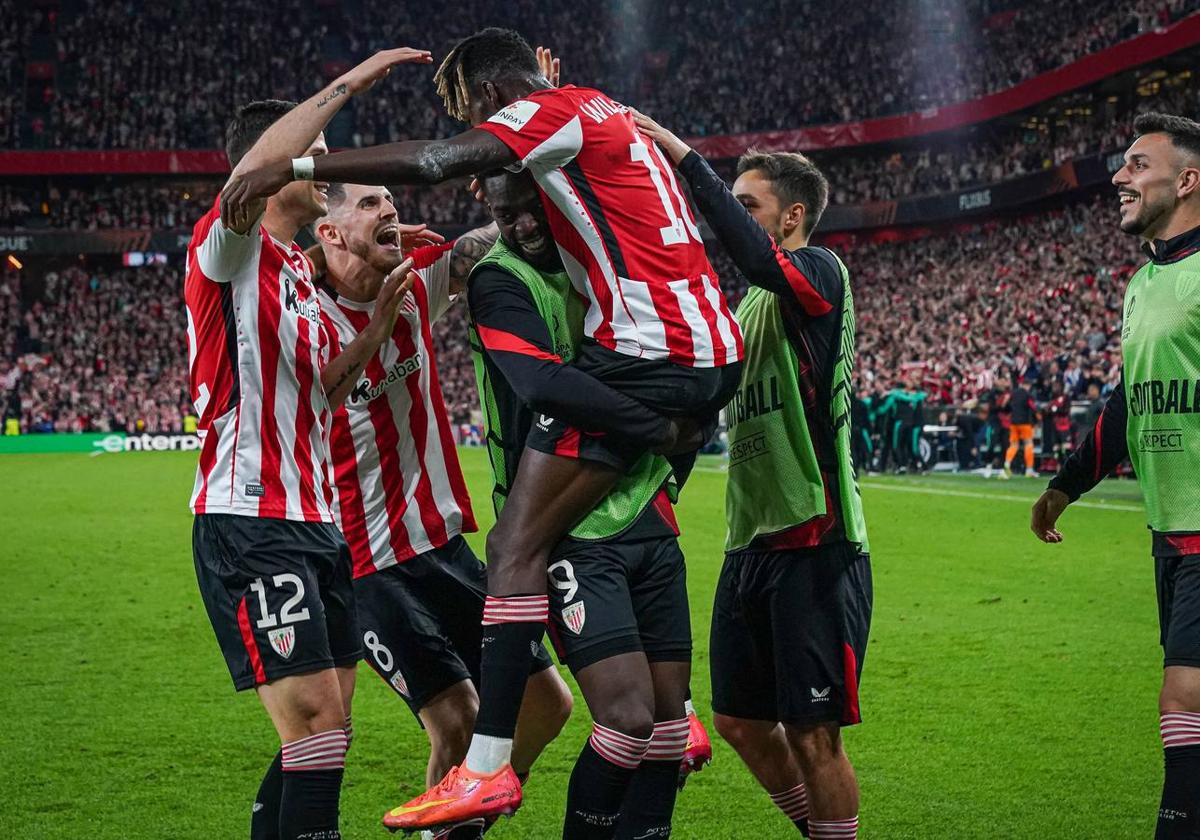 Piña rojiblanca tras el segundo gol, obra de Nico.