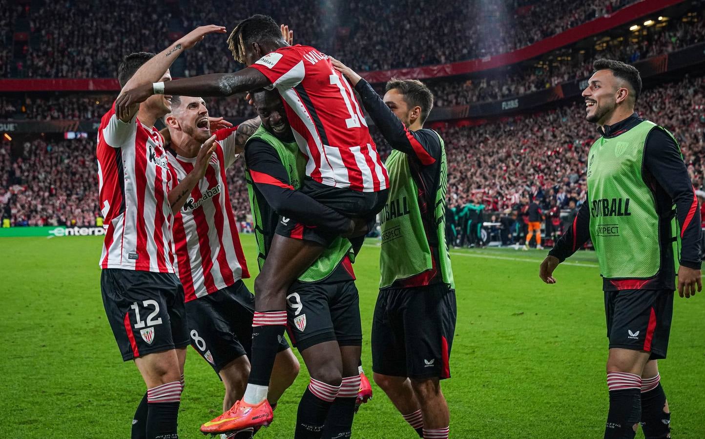 El ambiente en la grada y momentos del partido