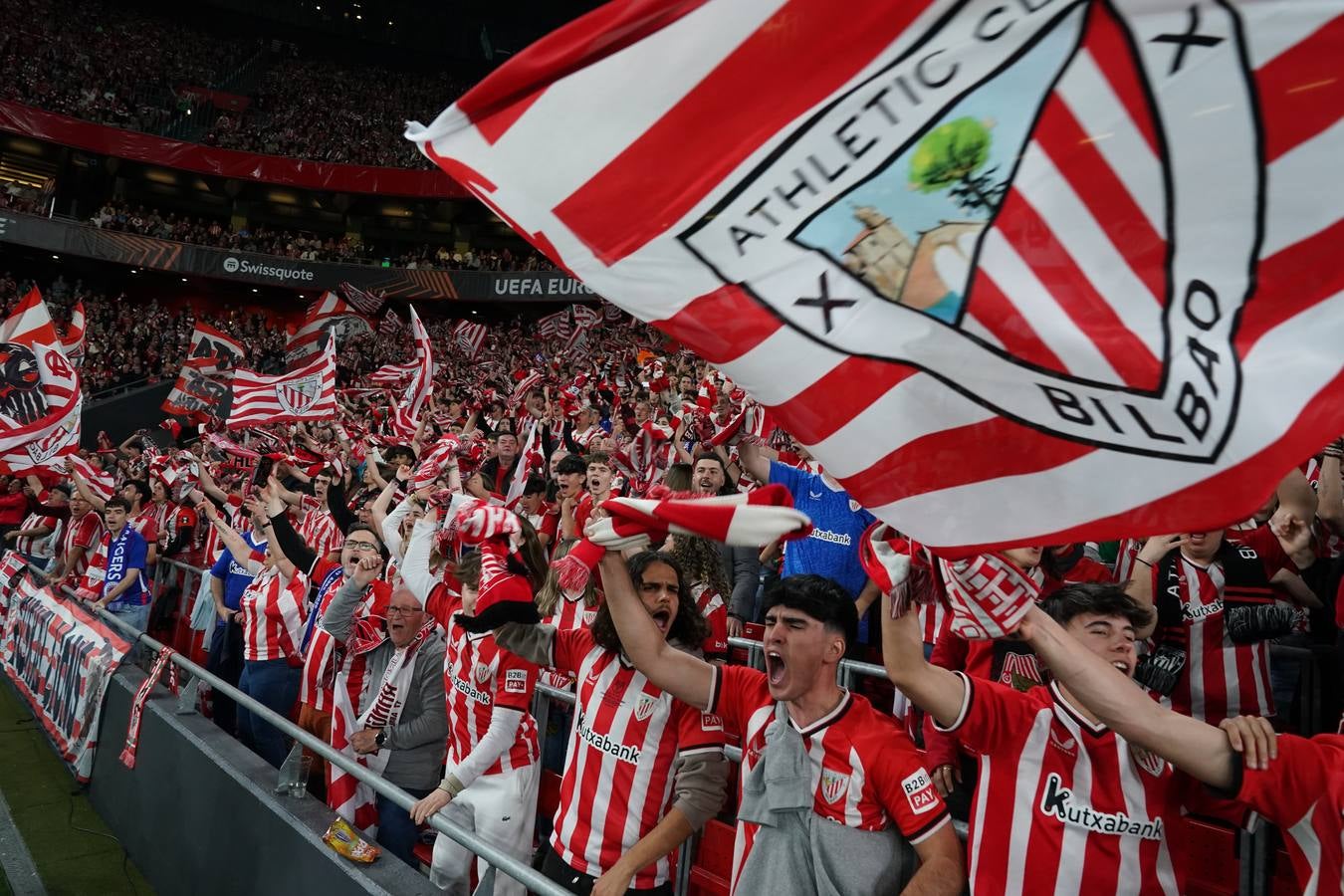 El ambiente en la grada y momentos del partido