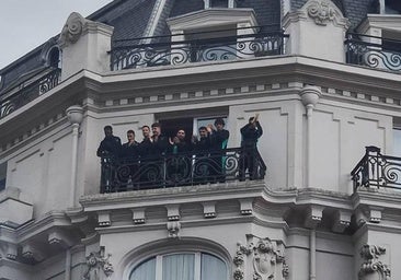El detallazo de los jugadores del Athletic con la afición congregada en el Carlton