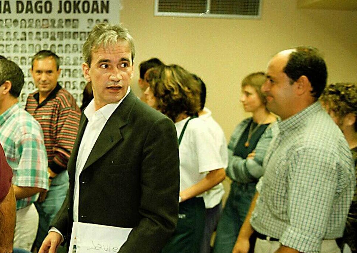 Imagen secundaria 1 - El actor junto a Mario Pardo en 'Por la borda. Kareletik' (1987), en una rueda de expresos de ETA en 1998 y en una foto de juventud dedicada a sus padres.