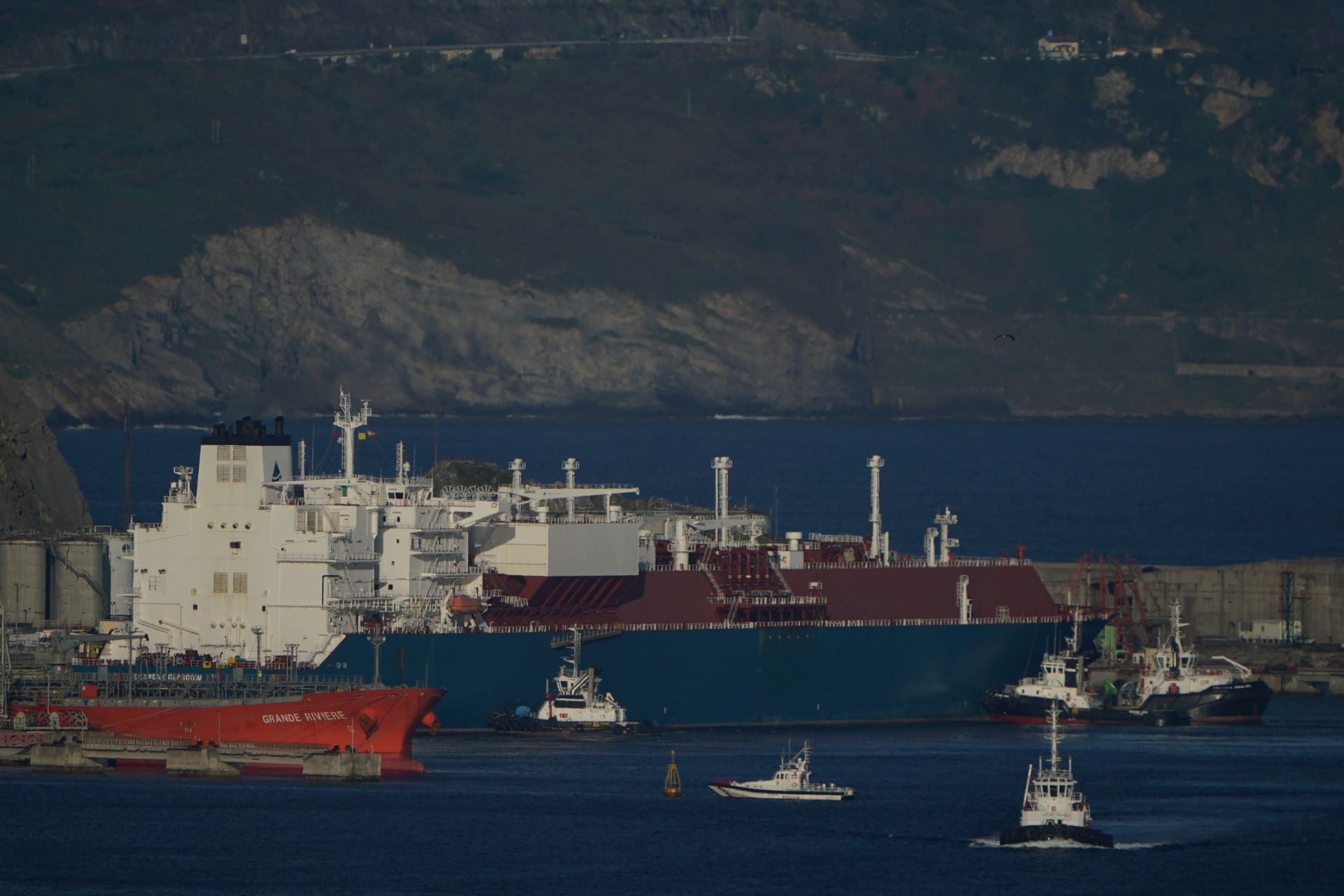 La batalla por el gas entre EE UU y Rusia se libra en el Puerto de Bilbao