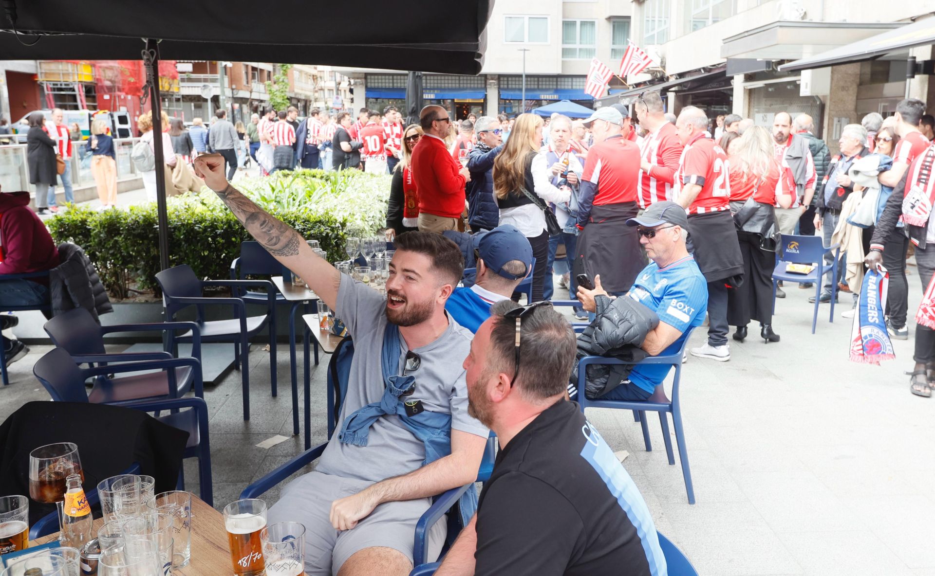 Así vivieron las aficiones del Athletic y el Rangers las horas previas al partido de San Mamés