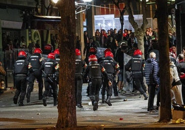 Al menos seis detenidos y doce ertzainas heridos en los disturbios ocurridos en los alrededores de San Mamés