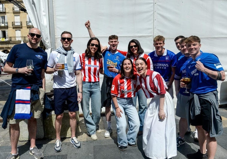 Aficionados del Rangers y del Athletic se unen para disfrutar del ambiente previo al partido.