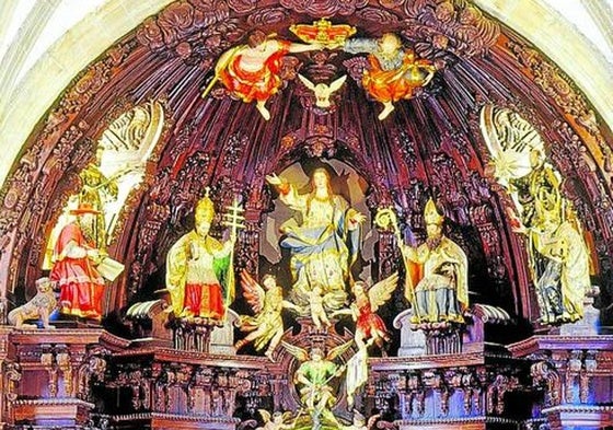 El retablo barroco del XVIII preside la cabecera de la iglesia.