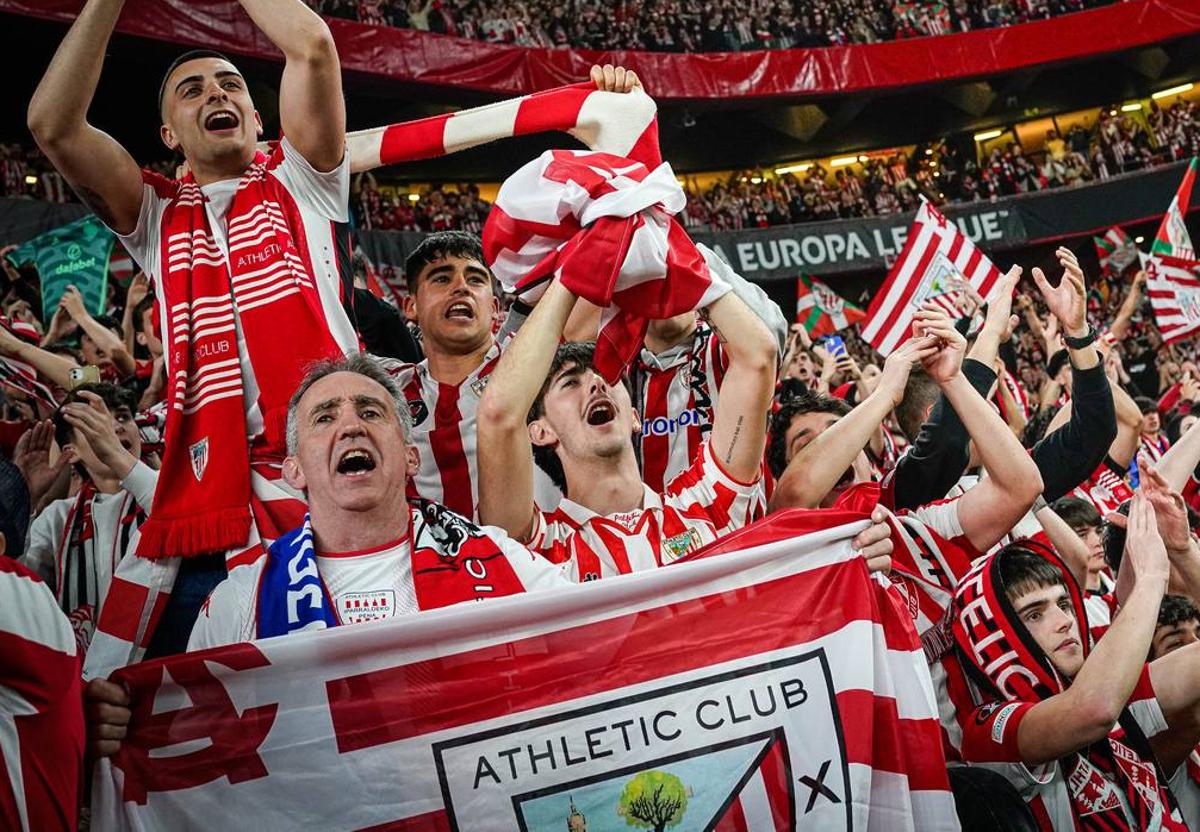El ambiente en la grada y momentos del partido