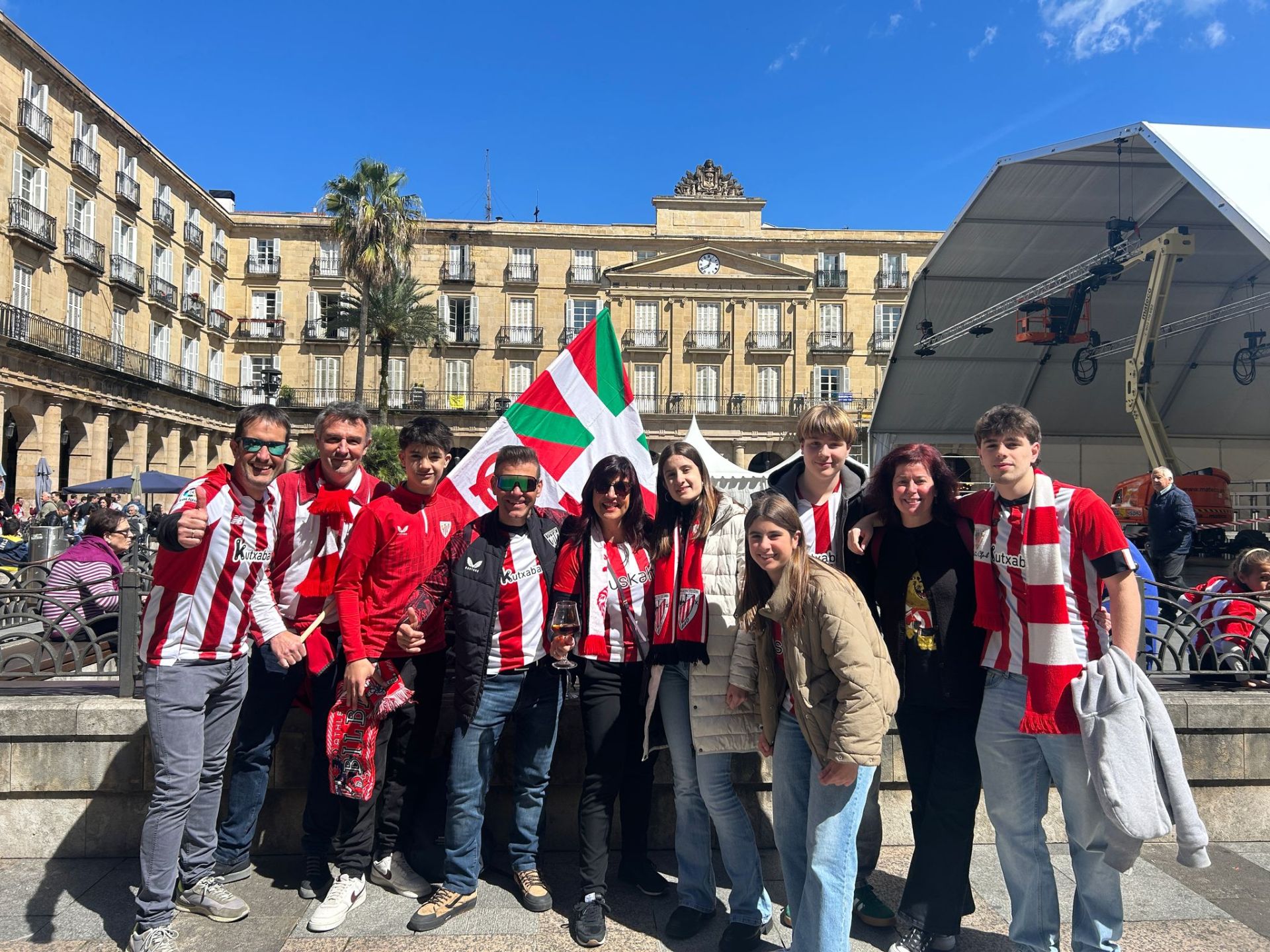 Así vivieron las aficiones del Athletic y el Rangers las horas previas al partido de San Mamés