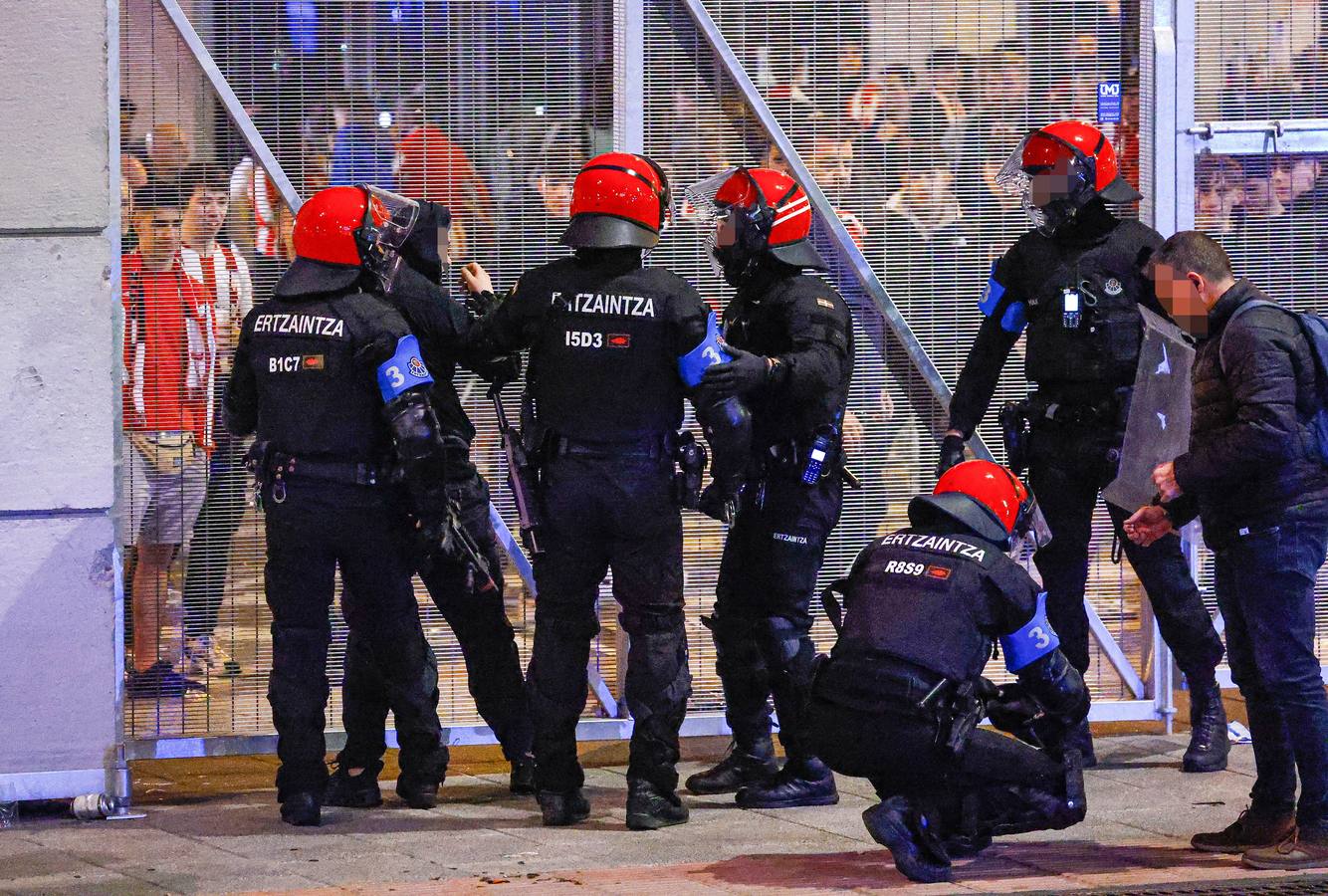 Athletic-Rangers: Las imágenes de los incidentes en la explanada de San Mamés
