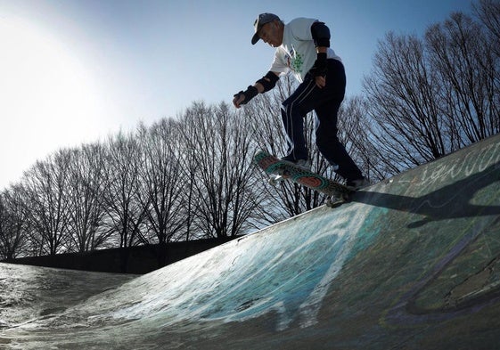 Juanjo Albizu con su skate en una de las pistas.