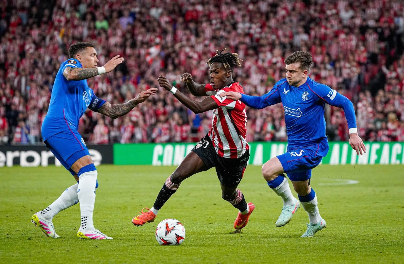 El ambiente en la grada y momentos del partido