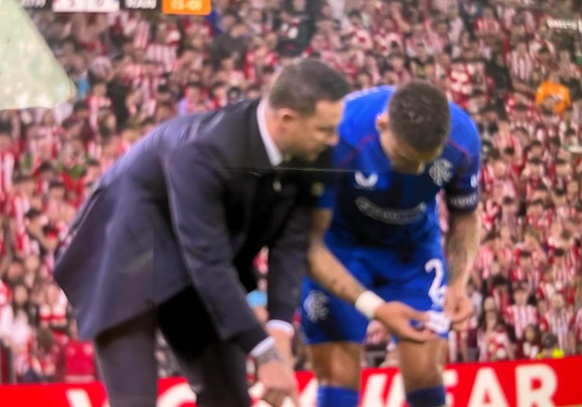 Curiosa anécdota del Rangers en San Mamés: su entrenador da una nota a un jugador... ¡y no la entiende!