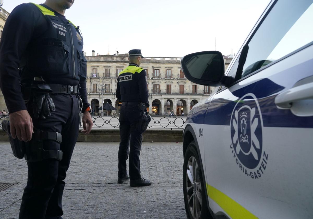 Los sindicatos tildan de «mala gestión» y de «parche» que vigilantes privados custodien el Ayuntamiento de Vitoria
