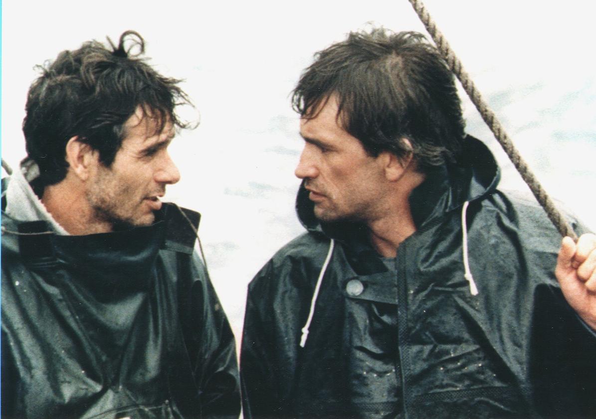 Imagen principal - El actor junto a Mario Pardo en 'Por la borda. Kareletik' (1987), en una rueda de expresos de ETA en 1998 y en una foto de juventud dedicada a sus padres.