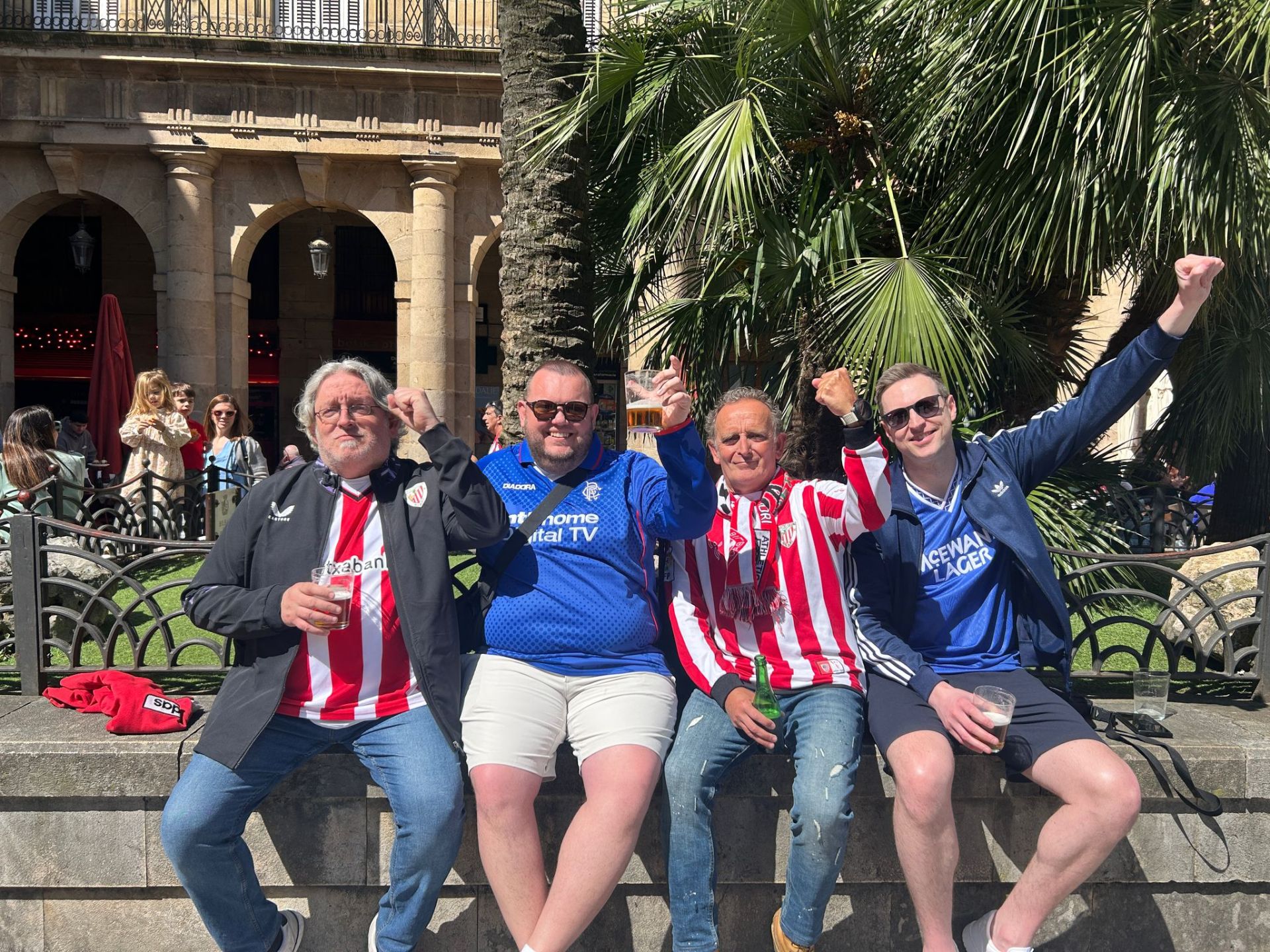 Así viven las aficiones del Athletic y el Rangers las horas previas al partido de San Mamés