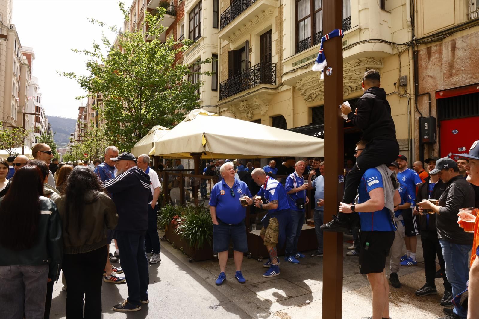 Así vivieron las aficiones del Athletic y el Rangers las horas previas al partido de San Mamés