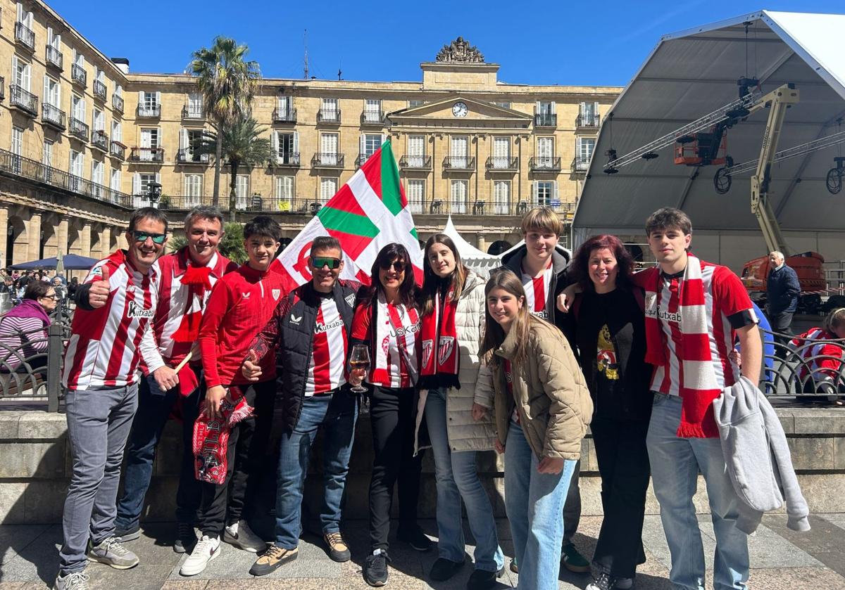 Los aficionados del Athletic más fieles: «Hemos aplazado las vacaciones por el partido»