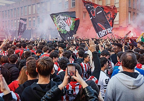 Una espectacular kalejira rojiblanca entre bengalas y banderas camino de San Mamés
