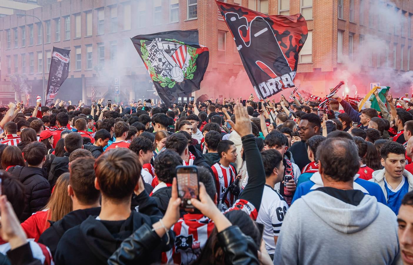Las imágenes de la espectacular kalejira de la hinchada rojiblanca ante el Rangers