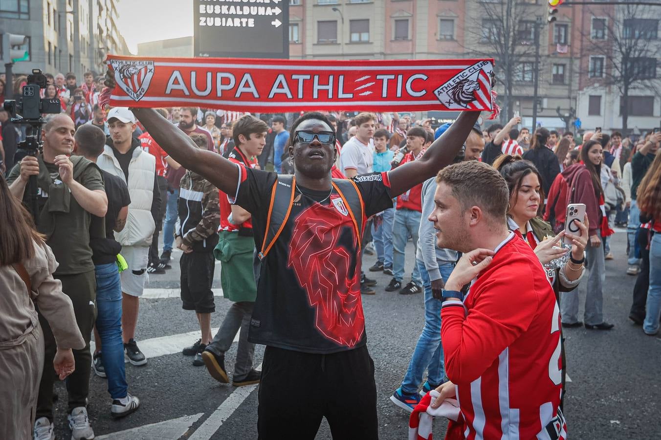 Las imágenes de la espectacular kalejira de la hinchada rojiblanca ante el Rangers