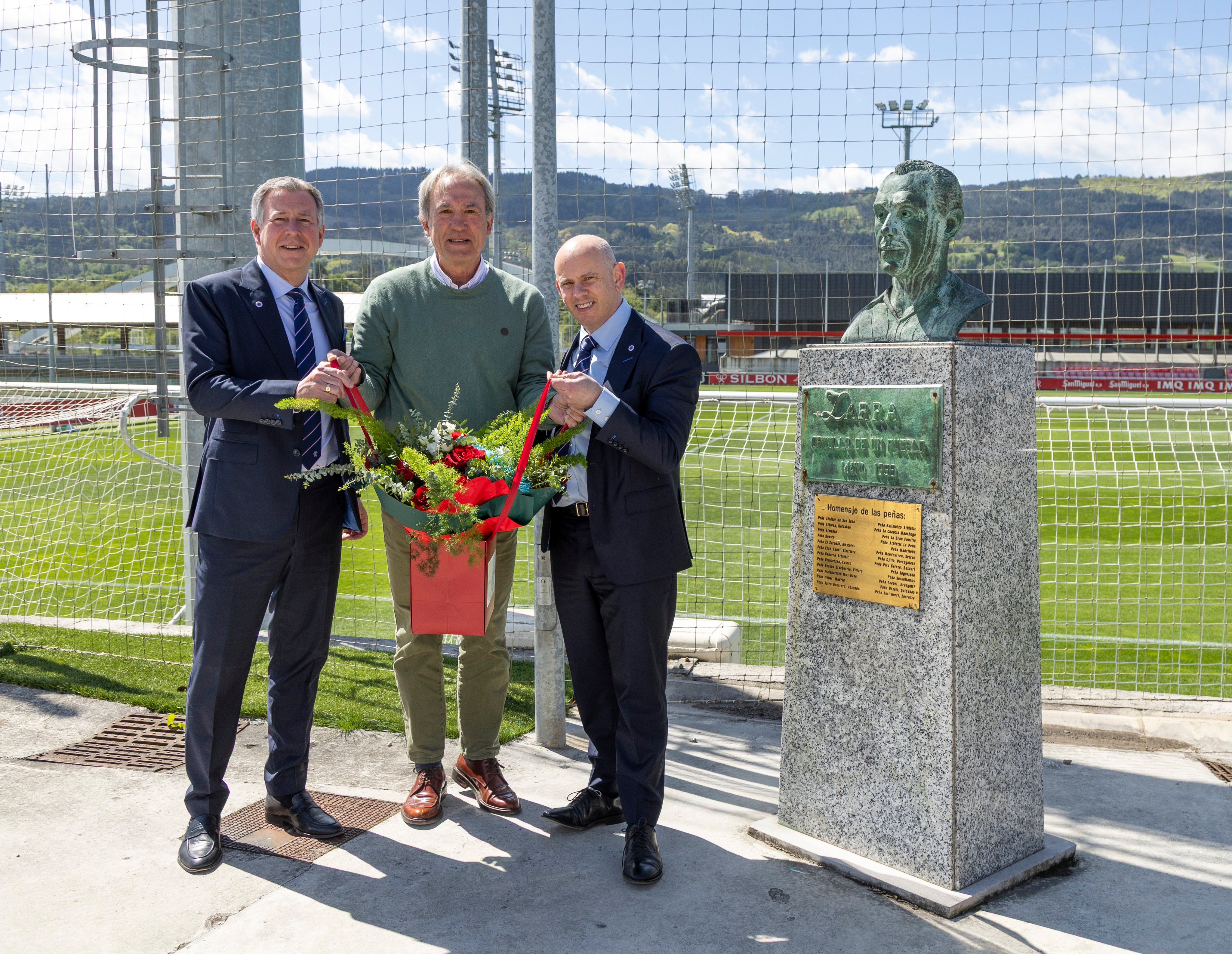 El presidente del Rangers Fraser Thornton, y el CEO, Patrick Stewart, han acudido esta mañana de visita a Lezama junto con Andoni Goikoetxea.